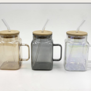 Vaso de vidrio con manija y tapa de bambú 550ml Colores surtidos: ámbar, gris y tornasol.｜带把竹盖玻璃杯550ml（琥珀灰炫彩混色）