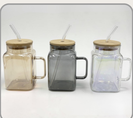 Vaso de vidrio con manija y tapa de bambú 550ml Colores surtidos: ámbar, gris y tornasol.｜带把竹盖玻璃杯550ml（琥珀灰炫彩混色）